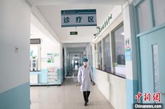 新疆70岁医生防疫重披“白衣天使战袍”